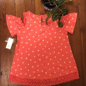 Cute spotted blouse with off the shoulders